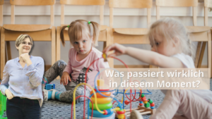 Kindergartenkinder spielen gemeinsam auf dem Boden und beobachten sich aufmerksam in einer Spielsituation
