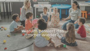 Kinder und pädagogische Fachkräfte in einer Gruppensituation im Kita-Alltag