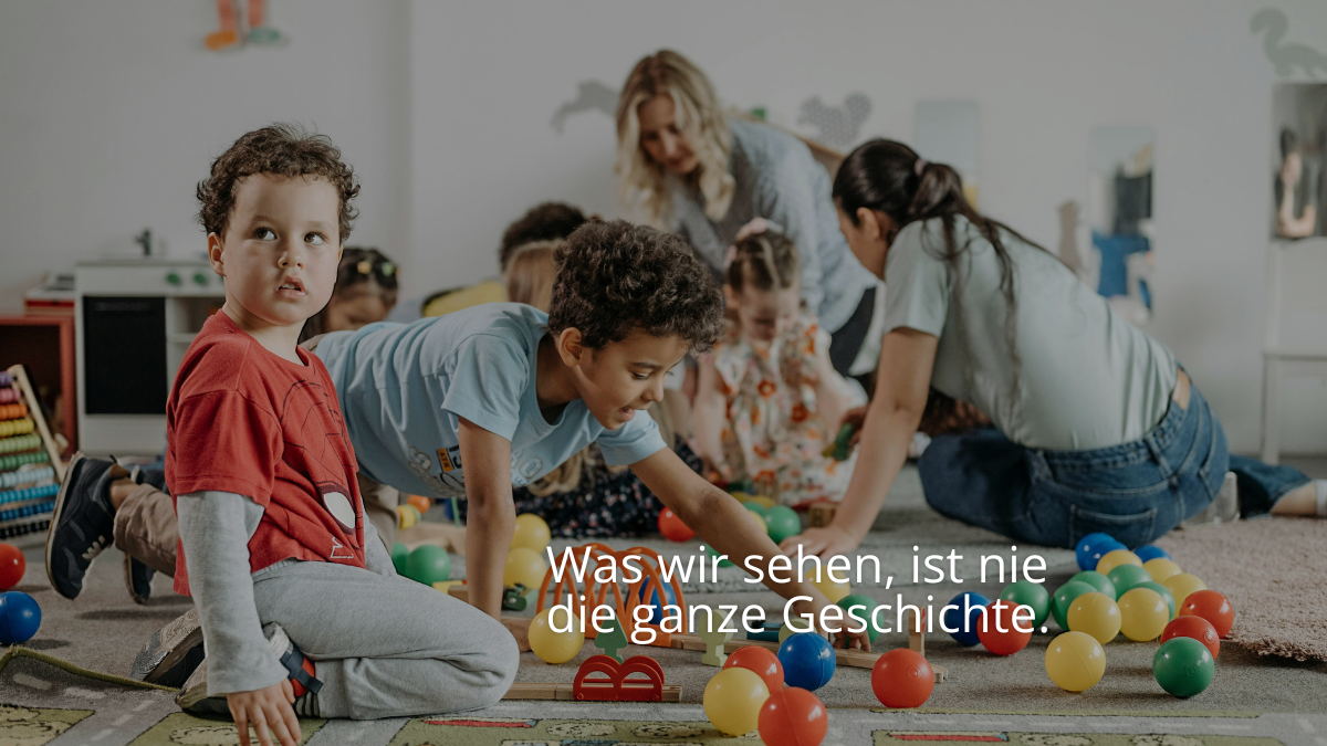 Kita-Alltag mit Kindern und Fachkräften während einer Spielsituation. Professionelle Beobachtung statt vorschneller Bewertung von Verhalten.