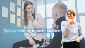 Praxisanleiterin begleitet eine Auszubildende im Rahmen der Praxisanleitung in einer Kita