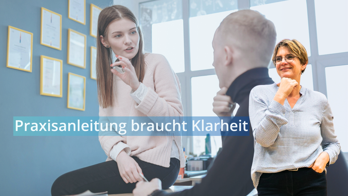 Praxisanleiterin begleitet eine Auszubildende im Rahmen der Praxisanleitung in einer Kita