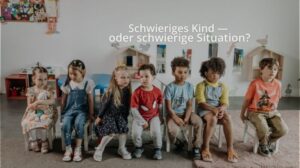 Kinder sitzen im Stuhlkreis im Kindergarten und beteiligen sich unterschiedlich an einer gemeinsamen Situation.