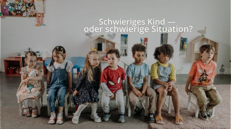 Kinder sitzen im Stuhlkreis im Kindergarten und beteiligen sich unterschiedlich an einer gemeinsamen Situation.