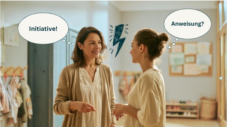 Erstgespräch in der Kita: Praxisanleiterin und Auszubildende im Gespräch, darüber Gedankenblasen mit „Initiative!" und „Anweisung?"